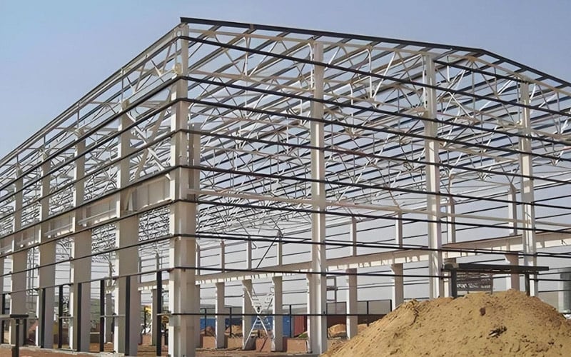Large span portal frame warehouse built with ASTM A572 structural steel